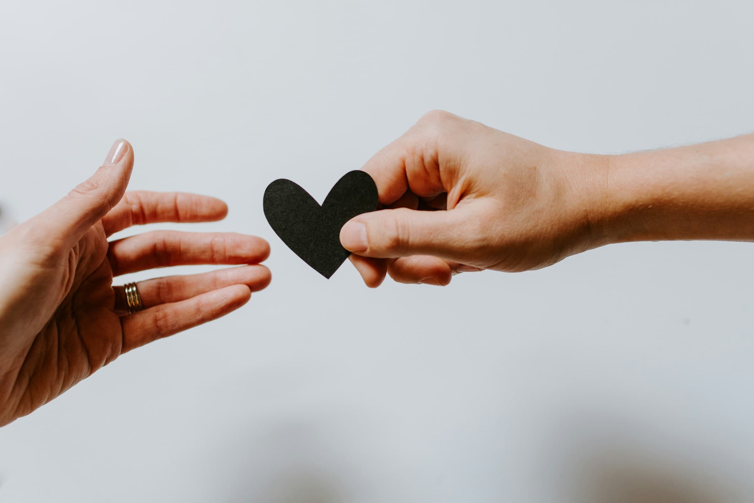 Mãos oferecendo um coração, símbolo de generosidade e oferta